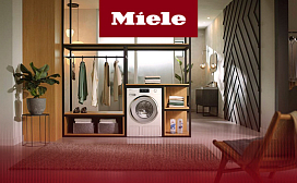 Стиральная машина на кухне под столешницей