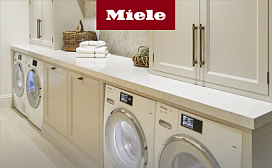 Стиральная машина на кухне под столешницей